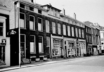 55033 Gezicht op de voorgevels van de huizen Catharijnesingel 7 (links)-lager te Utrecht; in het midden de ...